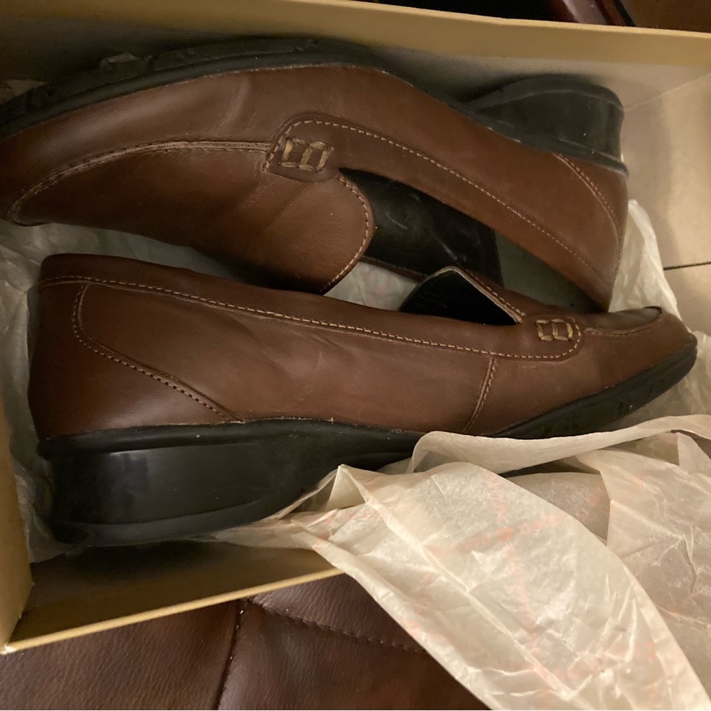 EUC Naturalizer IOB casual loafers/flats. Brown leather uppers - Picture 3 of 8